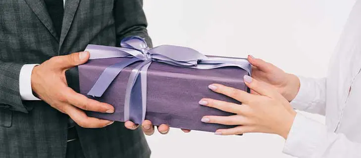 Corporate Gift Πως να ξεχωρίσετε ένα δώρο απο ένα εταιρικό δώρο ανταλλαγή ενός μωβ δώρου μεταξύ δυο ανθρώπων