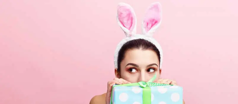 Easter Image Η σύνδεση μεταξύ των εταιρικών δώρων και της παραγωγικότητας προσωπικού Γυναίκα με καπέλο λαγού κρύβεται πίσω από δώρο