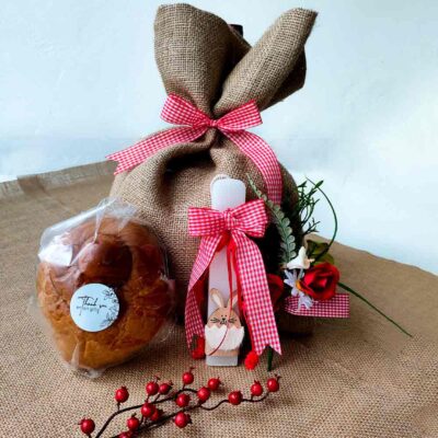 εταιρικα δωρα με logo κατά παραγγελία, ιδέα με πουγκί λινάτσας, μικρό πασχαλινό έδεσμα και λαμπάδα