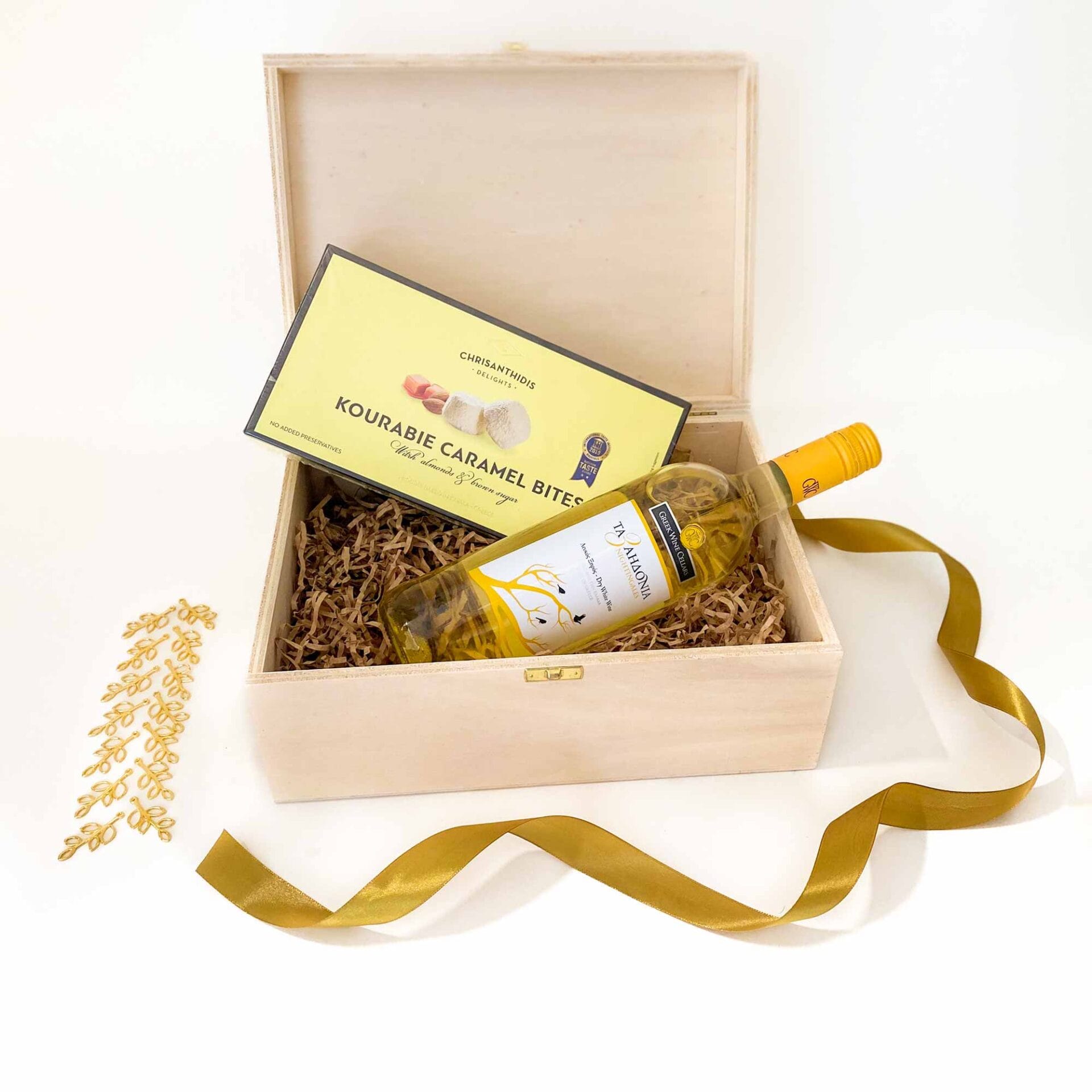 Christmas box gold wine scaled Χριστουγεννιάτικα Εταιρικά Δώρα Χρυσό δώρο με Χριστουγεννιάτικα προϊόντα