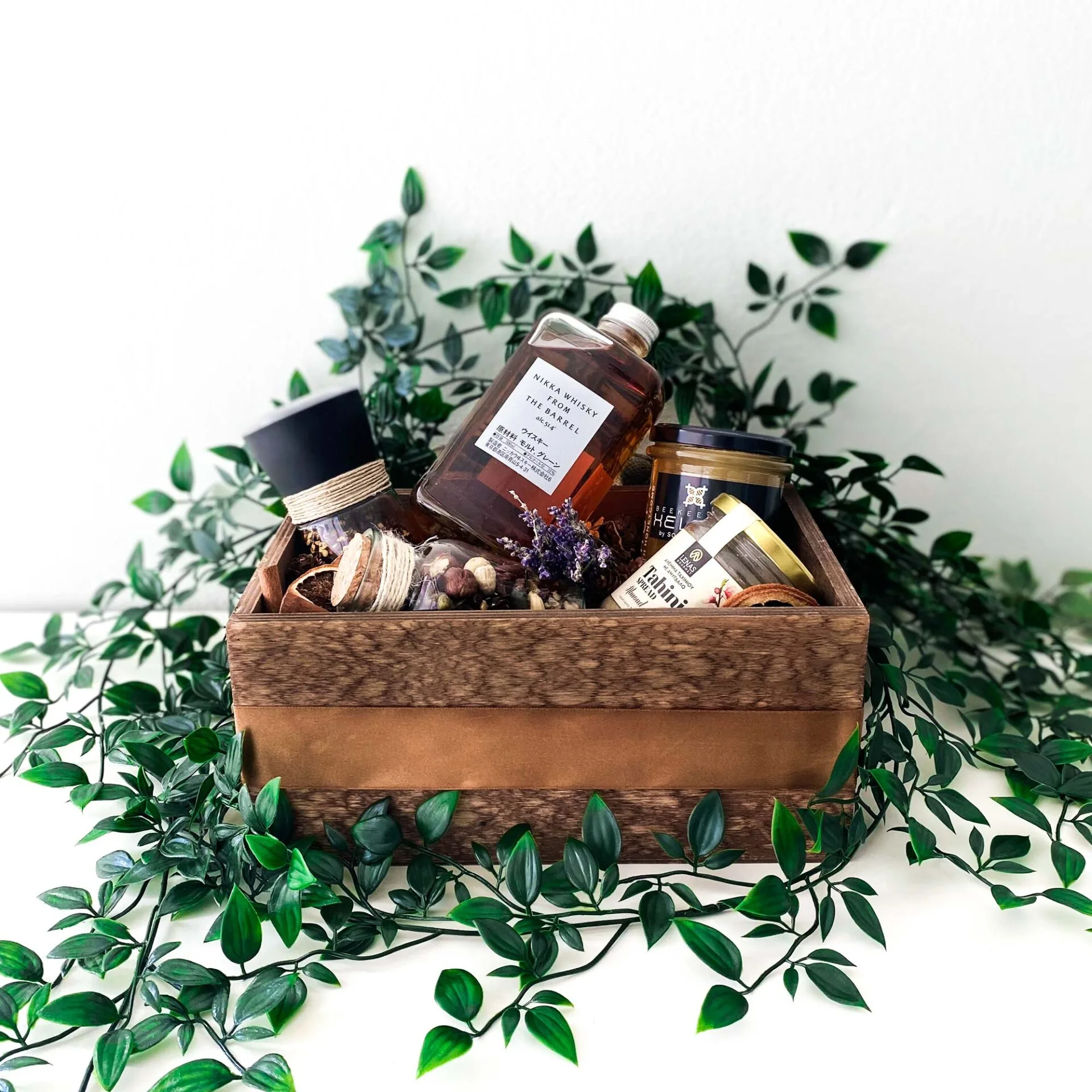 christmas 2 scaled Χριστουγεννιάτικα Εταιρικά Δώρα Επιχειρηματικό δώρο σε ξύλινο κουτί με ουίσκι και ξηρούς καρπούς