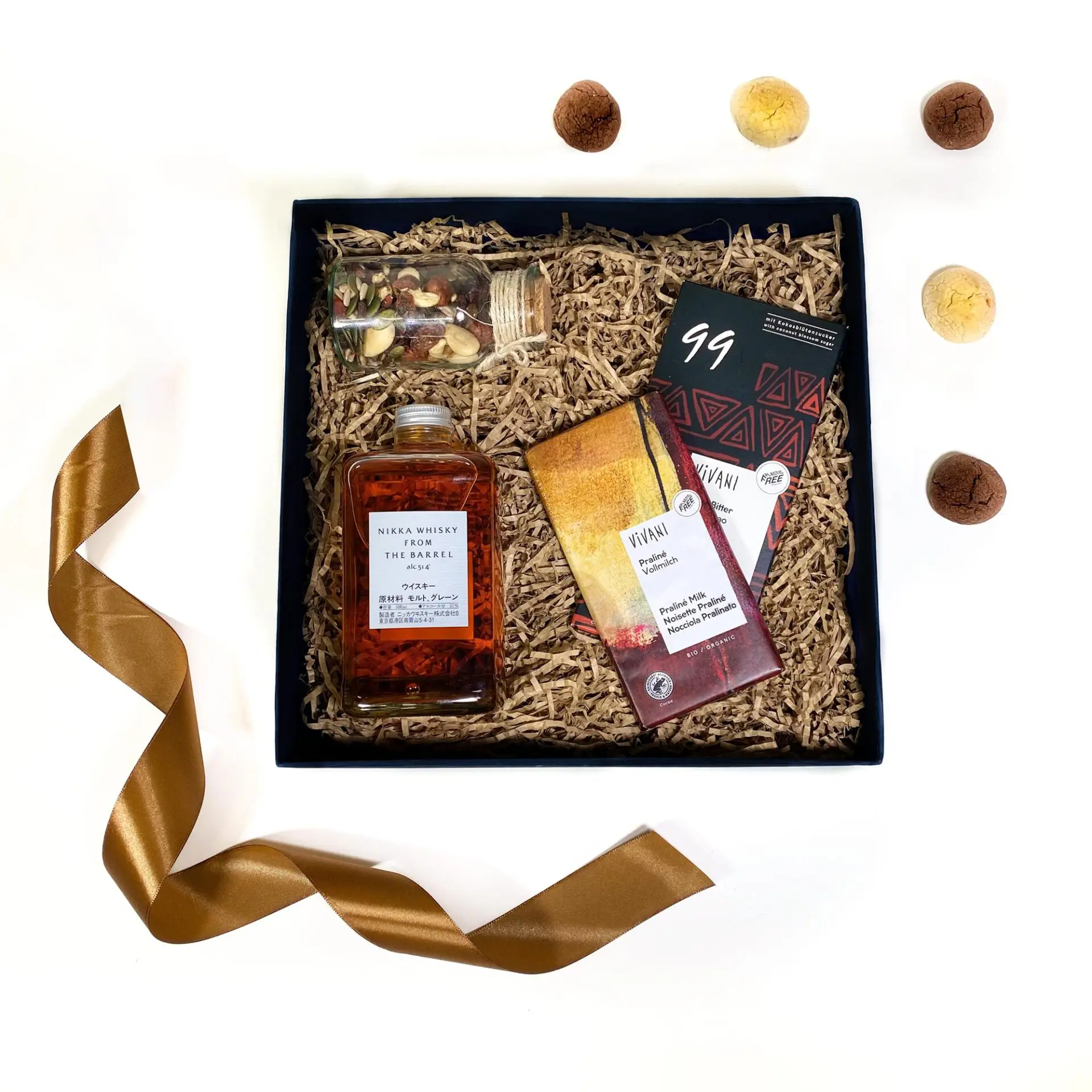 christmas 4 Χριστουγεννιάτικα Εταιρικά Δώρα Χριστουγεννιάτικο εταιρικό δώρο σε κουτί με σοκολάτες και ουίσκι