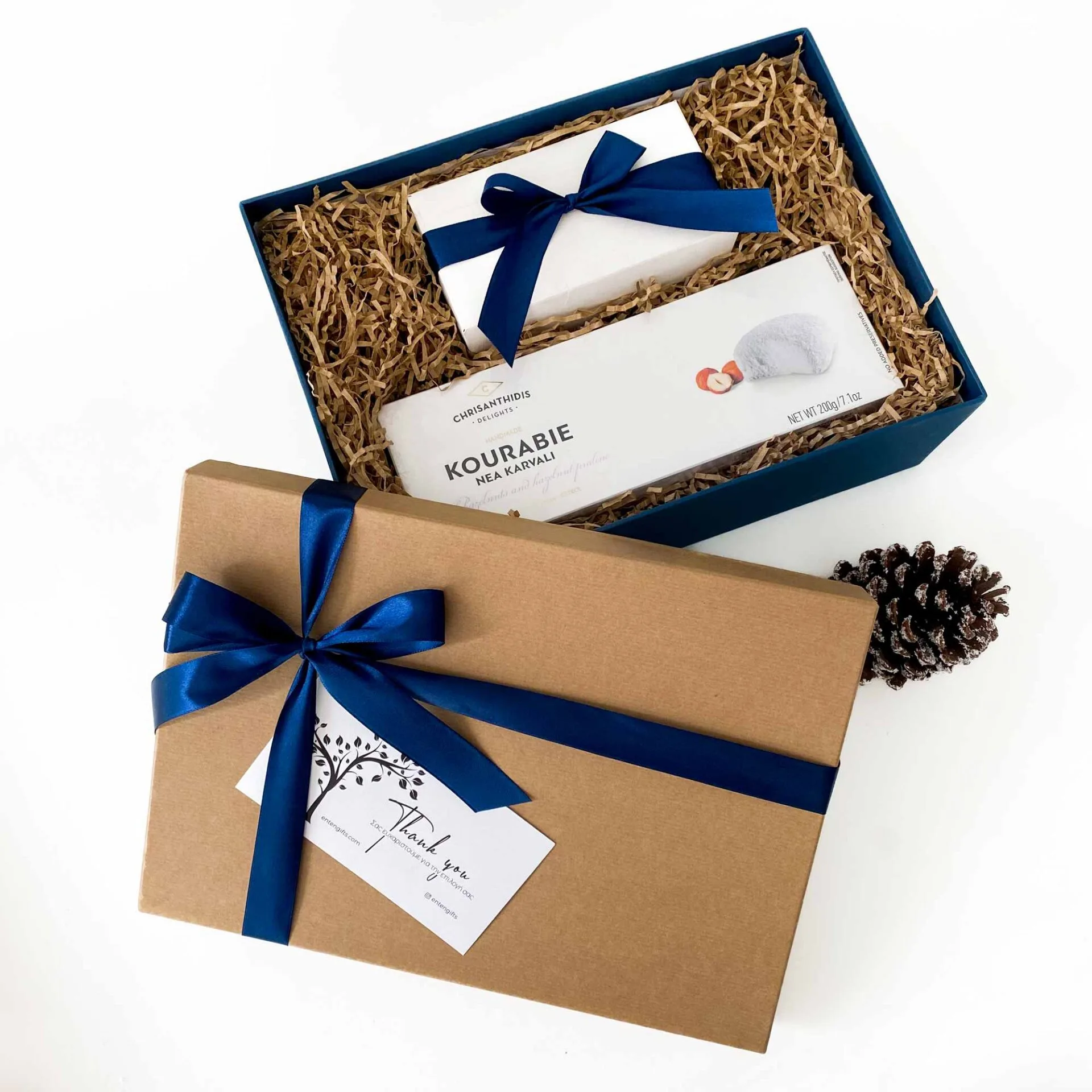 gifts box royal blue scaled Χριστουγεννιάτικα Εταιρικά Δώρα Εταιρικό κουτί με σοκολάτες και κουραμπιέδες σε χρώμα κουτιού μπλε