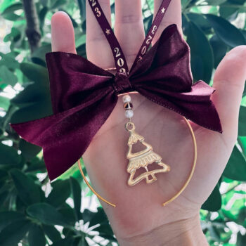 Γούρι-2023-Χρυσό-Κόκκινο-διαστάσεις-8x12cm- φόντο-πράσινο