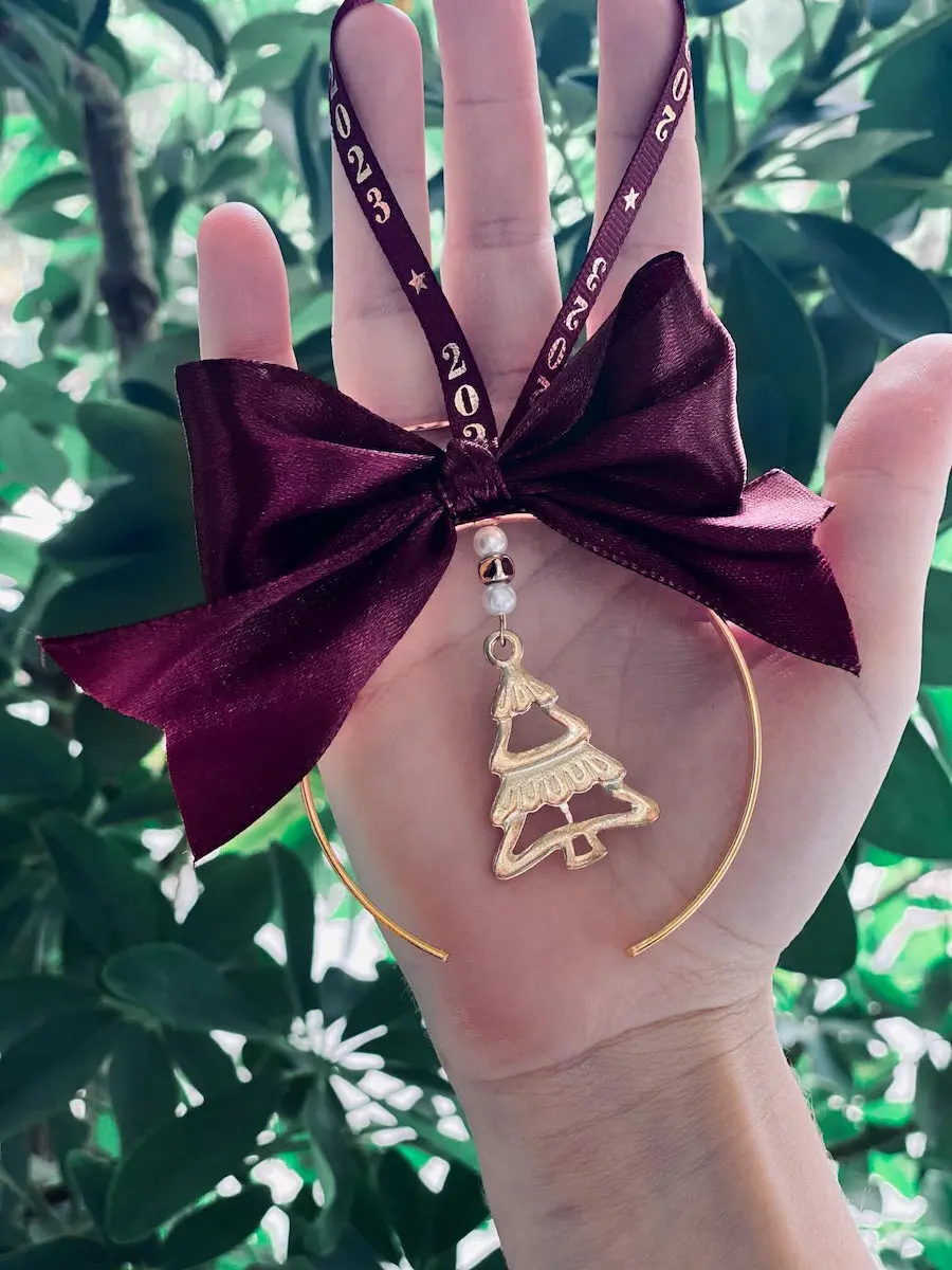 Γούρι-2023-Χρυσό-Κόκκινο-διαστάσεις-8x12cm- φόντο-πράσινο