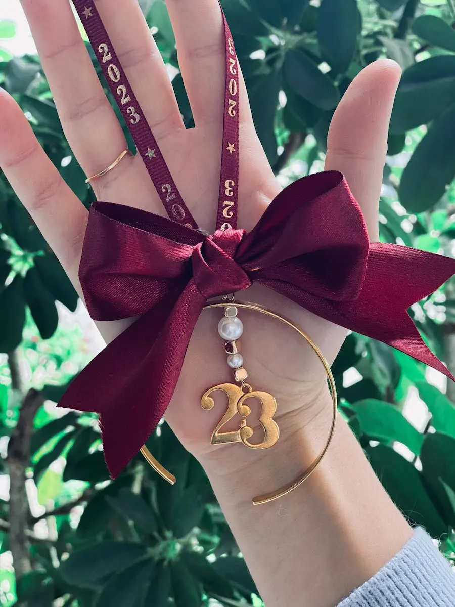 Γούρι-2023-χειροποίητο-χρώματα-Χρυσό-Κόκκινο-διαστάσεις19x12cm-φόντο-δέντρου