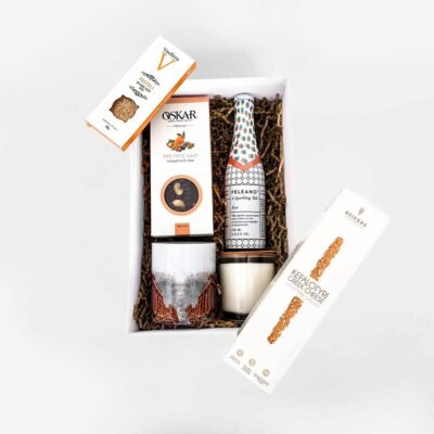 Κουτί με κρασί κούπα ξηρούς καρπούς παστέλι και κριτσίνια