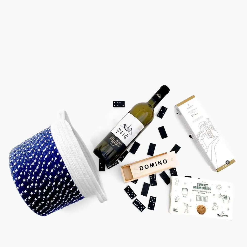 Καλάθι με κρασί μπισκότα κριτσίνια και παιχνίδι ντόμινο