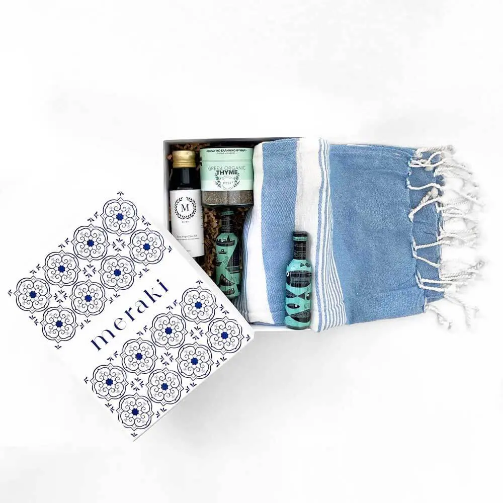 Κουτί μεράκι με ελαιόλαδο πετσέτα και δύο τεμάχια ούζο