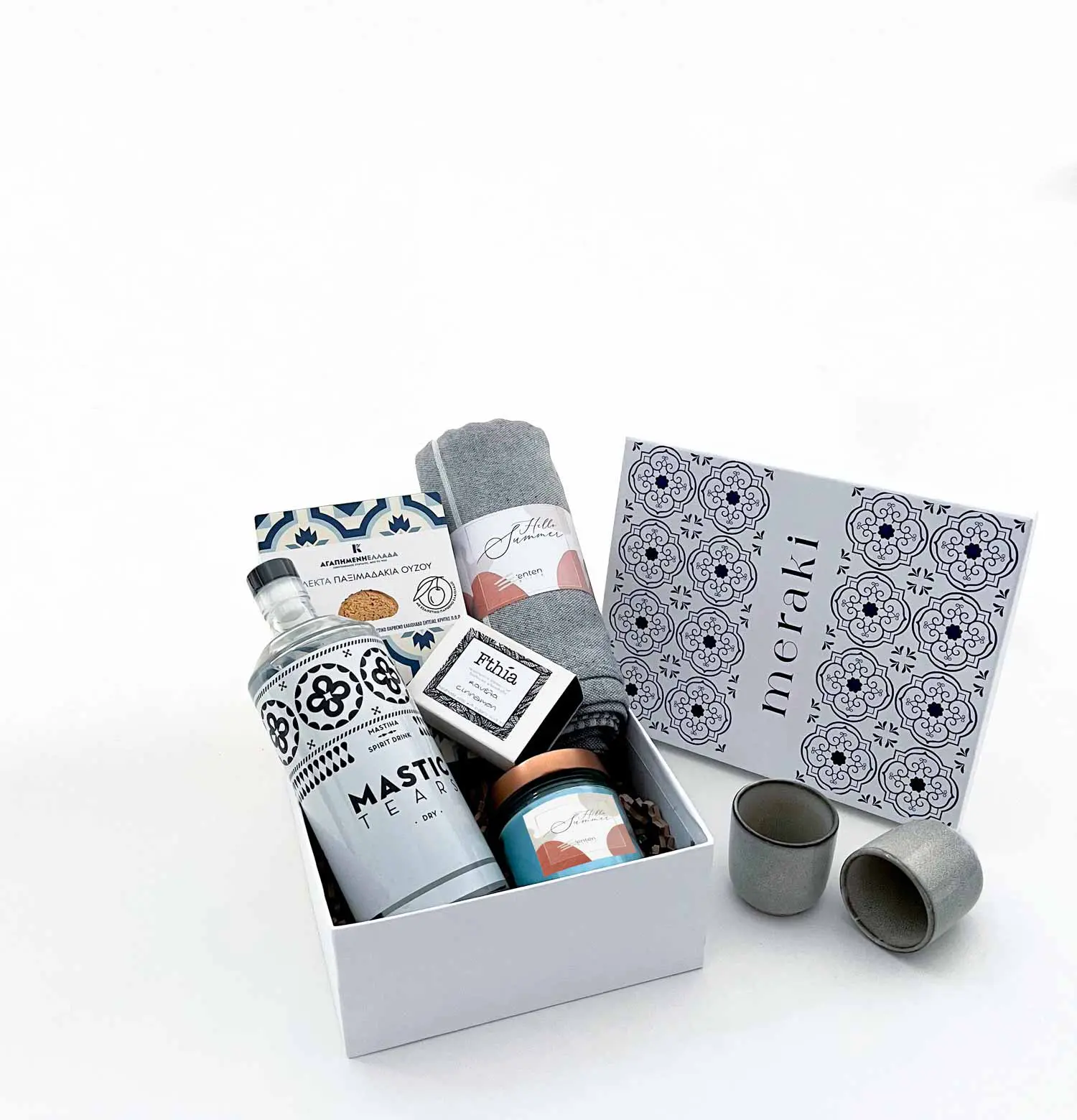 Κουτί με λικέρ μαστίχας 700ml, πετσέτα παραλίας, κεραμικά κουπάκια, αρωματικό κερί, παξιμάδι ούζου