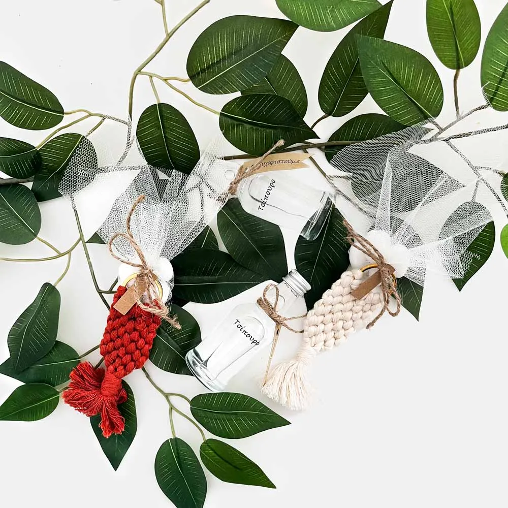 Μπρελόκ Μακραμέ​ με μπουμπουνιέρα και μικρό τσιπουράκι σε γυάλινο μπουκαλάκι