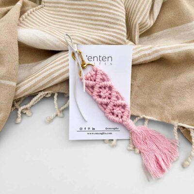 Macrame key ring pink