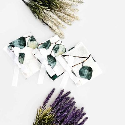 Fabric favor with tropical leaves