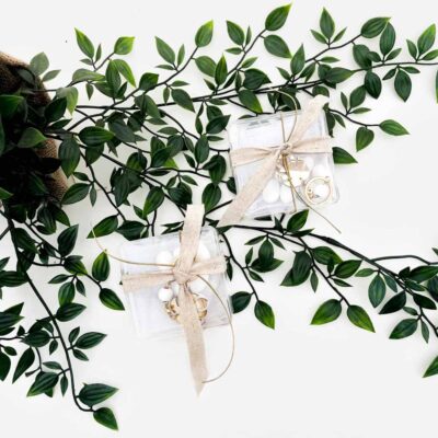 Bonbonnier with confetti and monstera gold leaf keyring