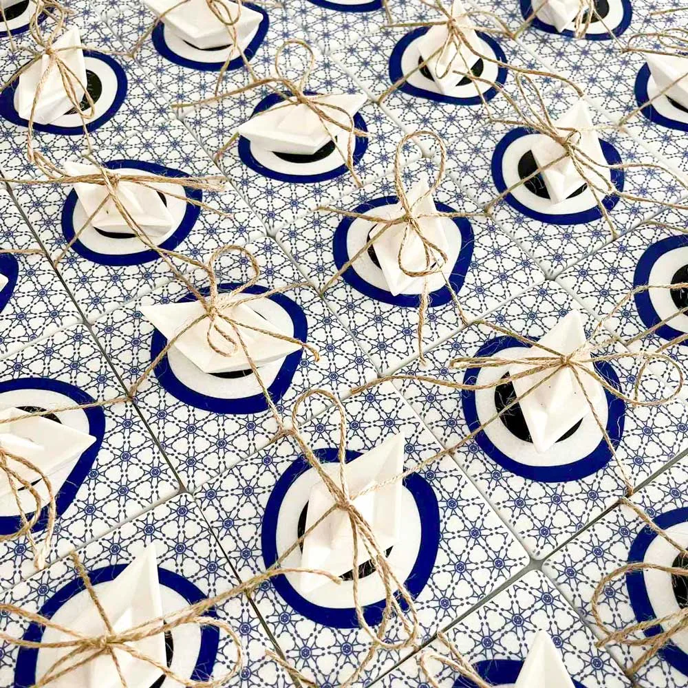 καραβάκι κεραμικό δεμένο σε σουβέρ