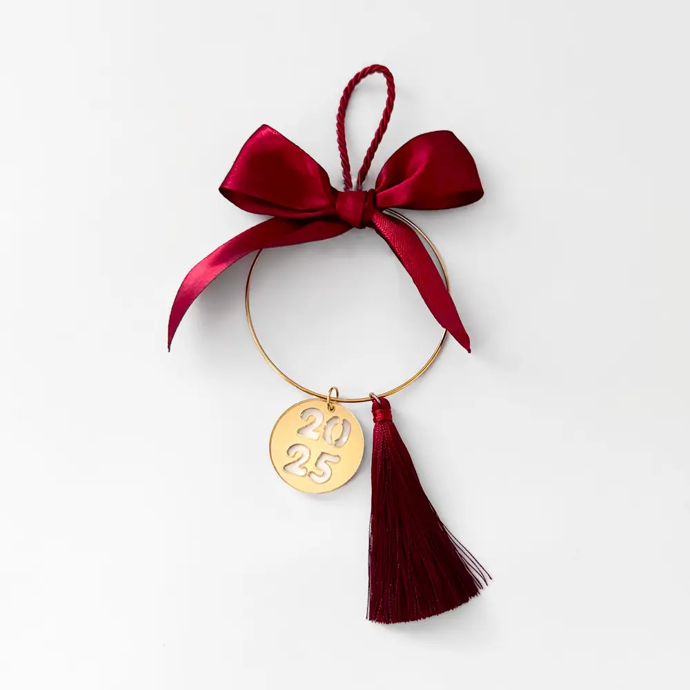 γούρι στρογγυλό 2025 με φούντα και φιόγκο