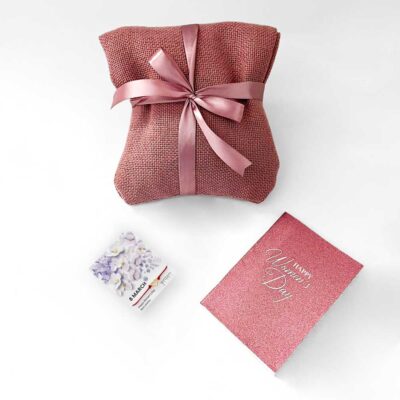 εταιρικό δώρο με πουγκί τετράδιο και κάρτα με βραχιολάκι