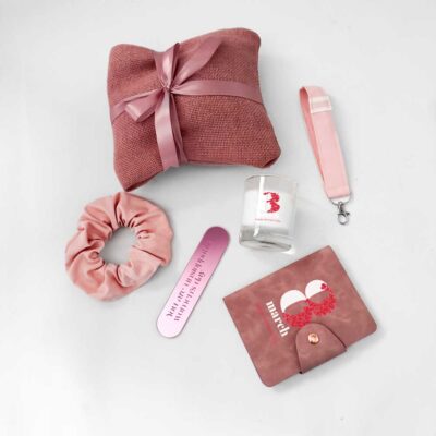 εταιρικό δώρο με ατζέντα , σελιδοδείκτης, κερί, scranchies και μπρελόκ σε πουγκί ροζ