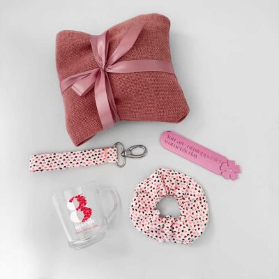 εταιρικό δώρο με σελιδοδείκτη, κερί, scranchies και μπρελόκ σε πουγκί ροζ