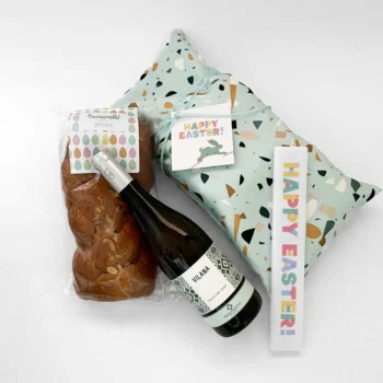 πασχαλινό δώρο με κρασί, τσουρέκι καρτούλα, λαμπάδα και πουγκί σε παστέλ χρώματα