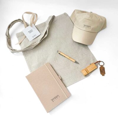 δώρο για συνέδριο με στυλό, σημειωματάριο, καπέλο και μπρελόκ