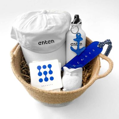 Basket with hat, coaster and bookmark