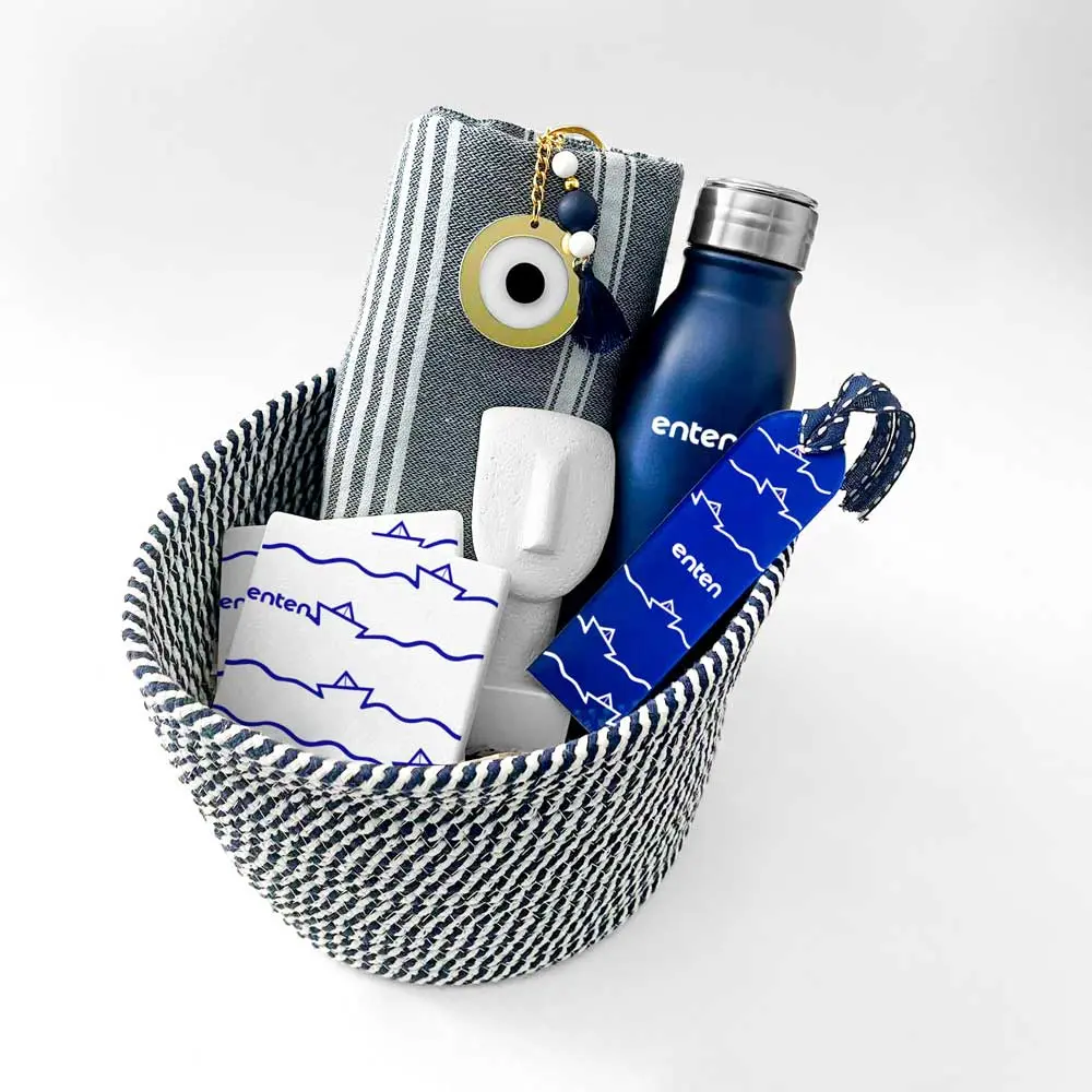 Καλάθι με σελιδοδείκτη, πετσέτα και θερμός