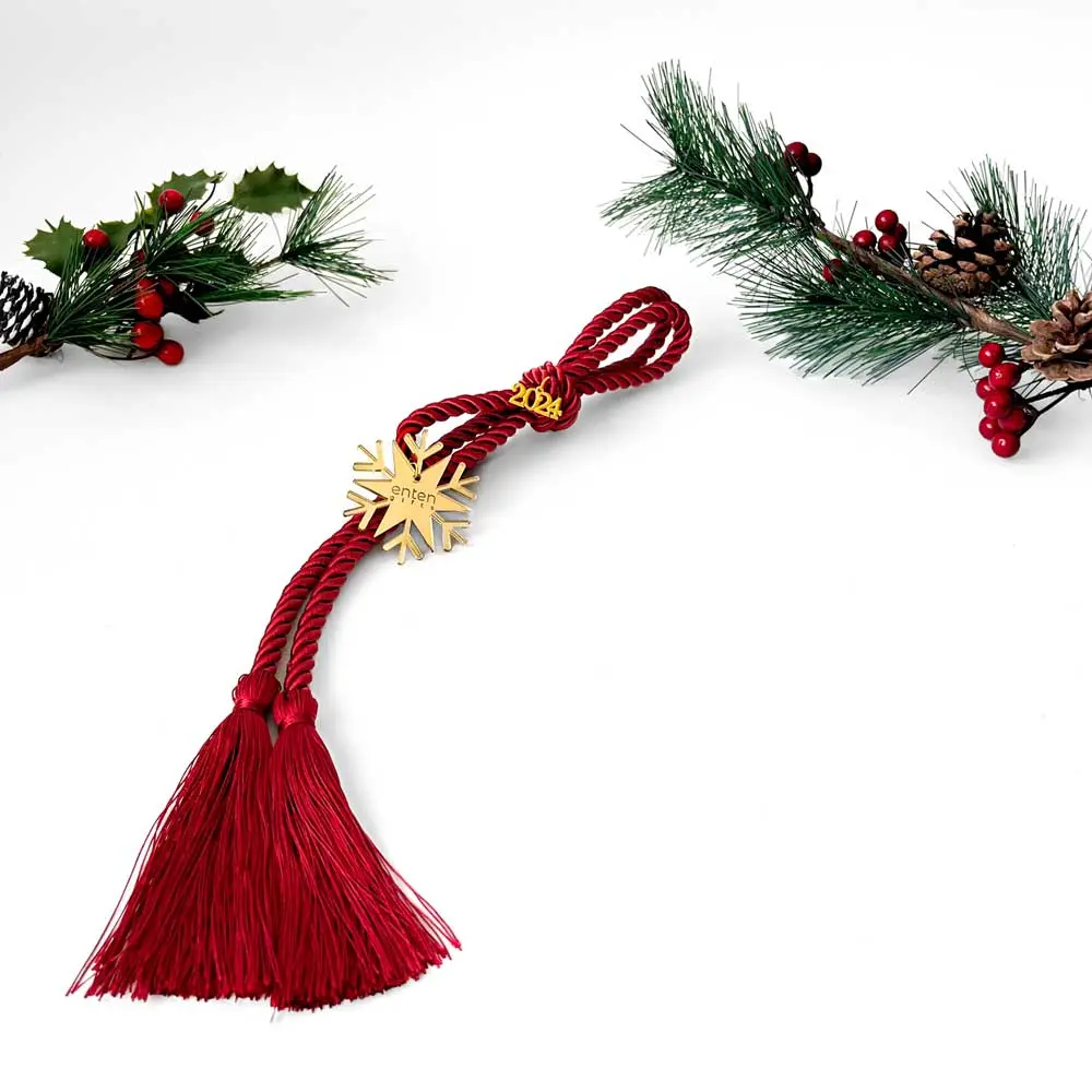 Γούρι κόκκινο σχοινί με κρεμαστό plexiglass