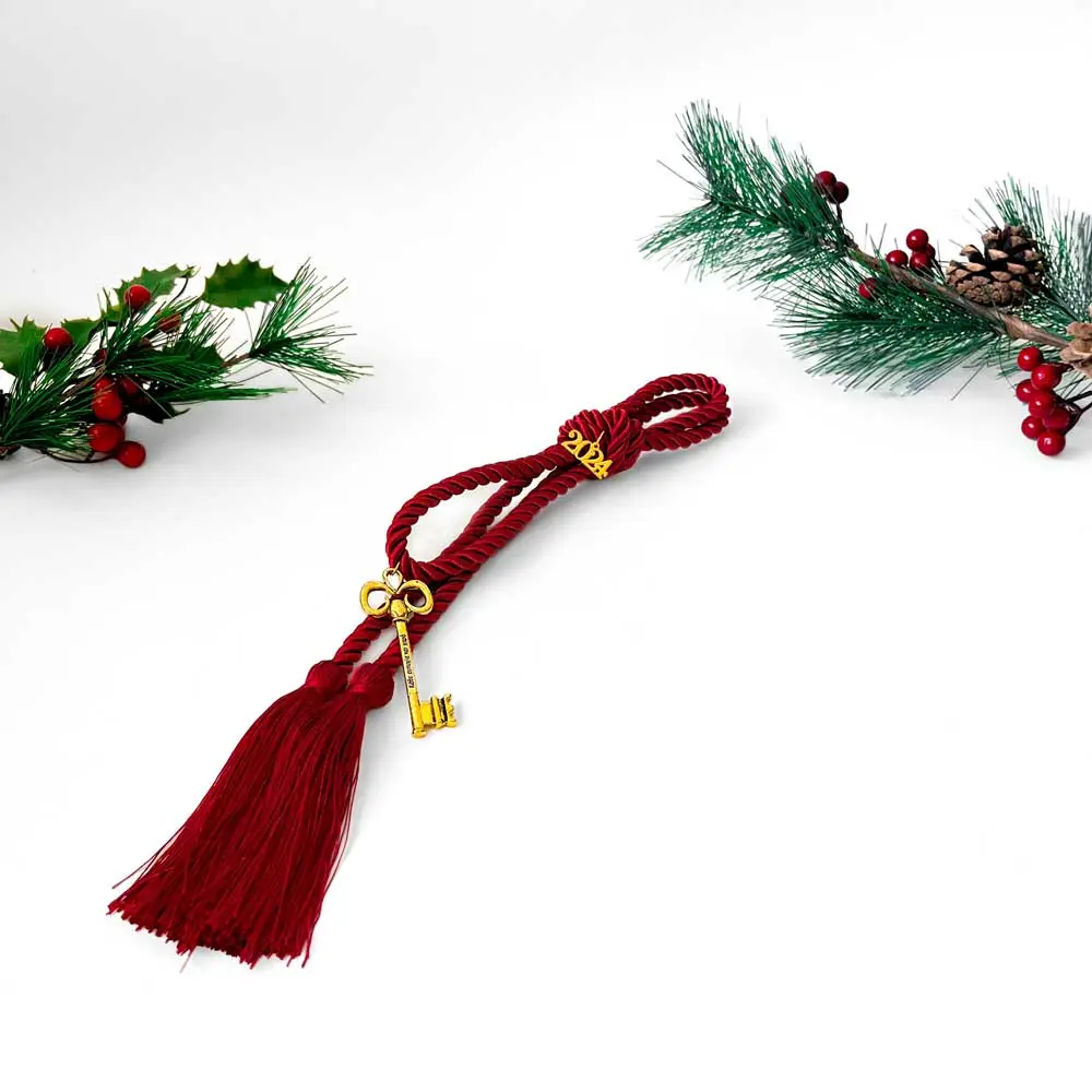 Γούρι κόκκινο σχοινί με κρεμαστό μεταλικό στοιχείο