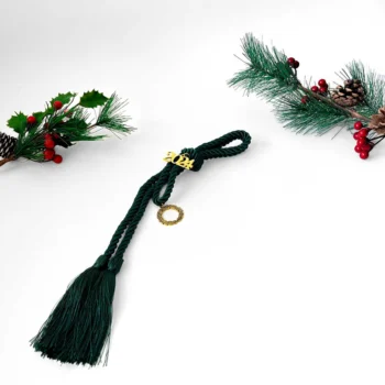 Γούρι πράσινο σχοινί με κρεμαστό μεταλικό στοιχείο