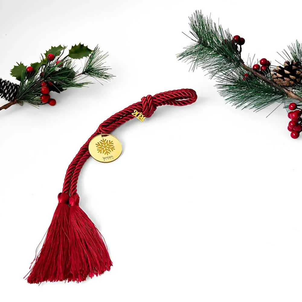 Γούρι κόκκινο σχοινί με κρεμαστό plexiglass