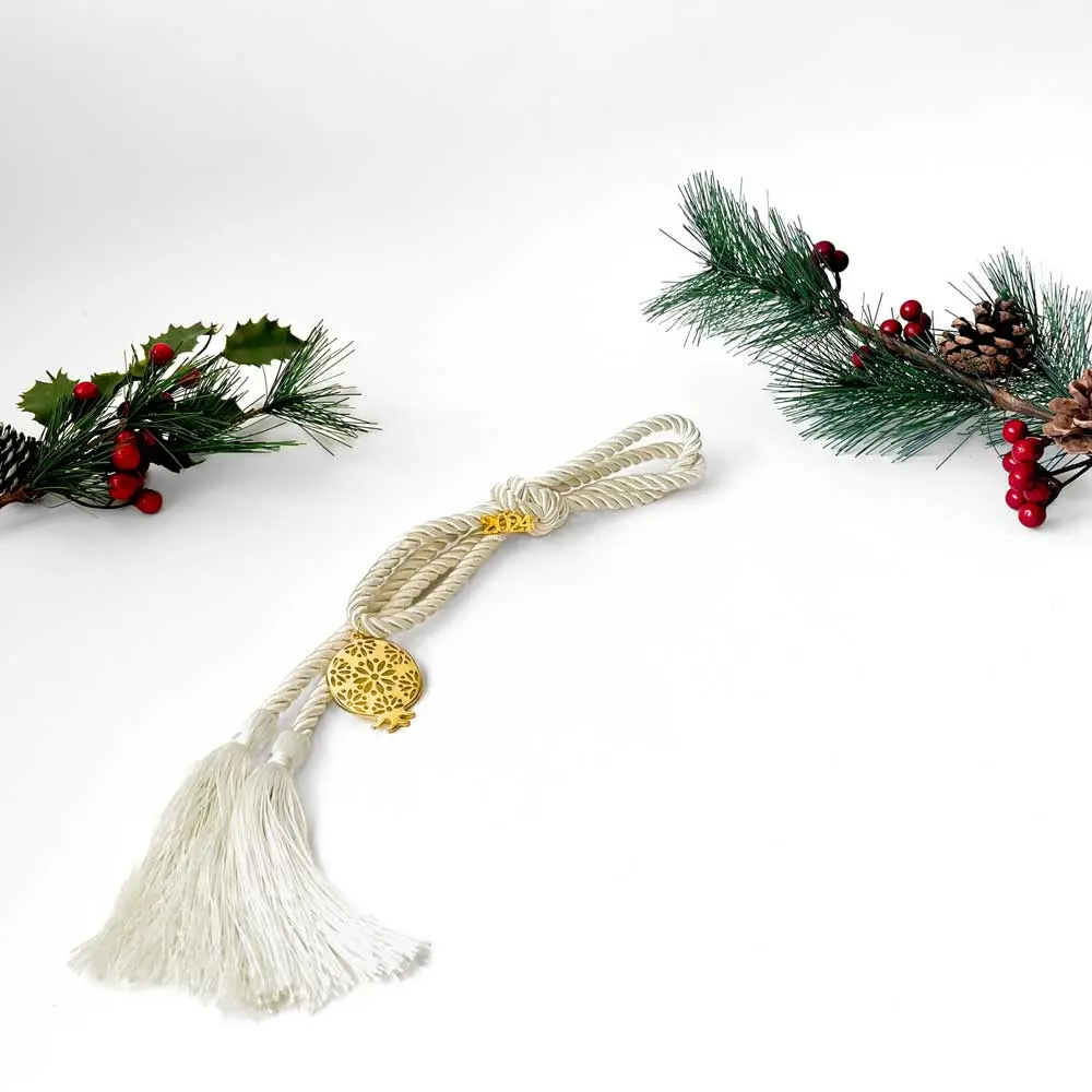 Γούρι λευκό σχοινί με κρεμαστό μεταλικό στοιχείο