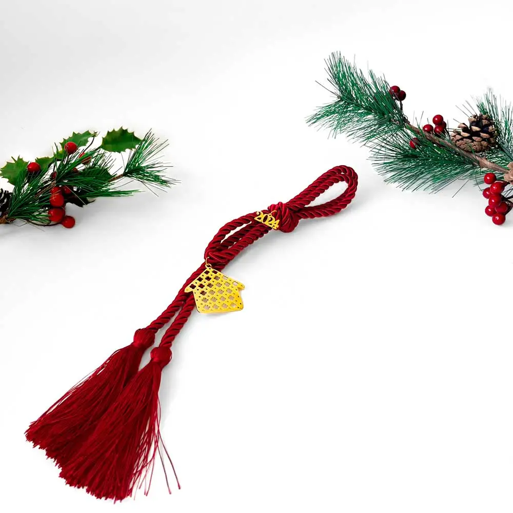 Γούρι κόκκινο σχοινί με κρεμαστό μεταλικό στοιχείο