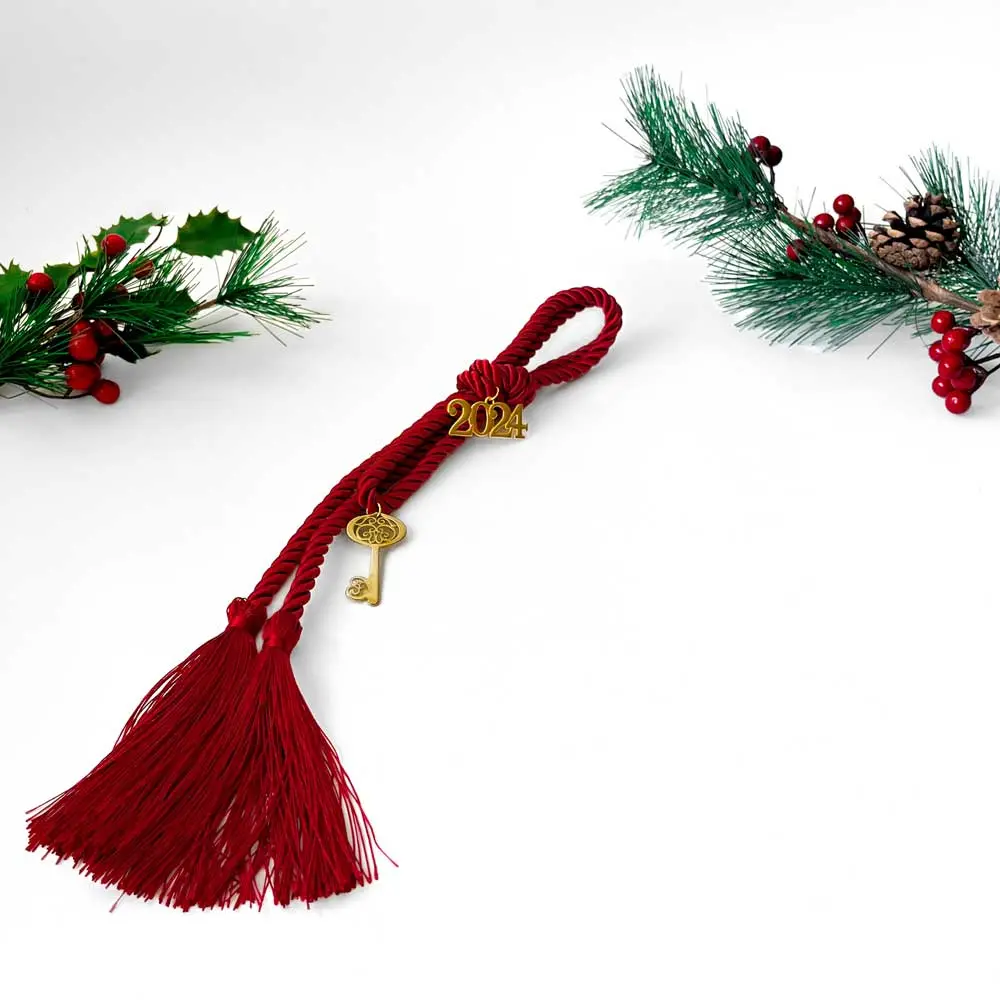 Γούρι κόκκινο σχοινί με κρεμαστό μεταλικό στοιχείο