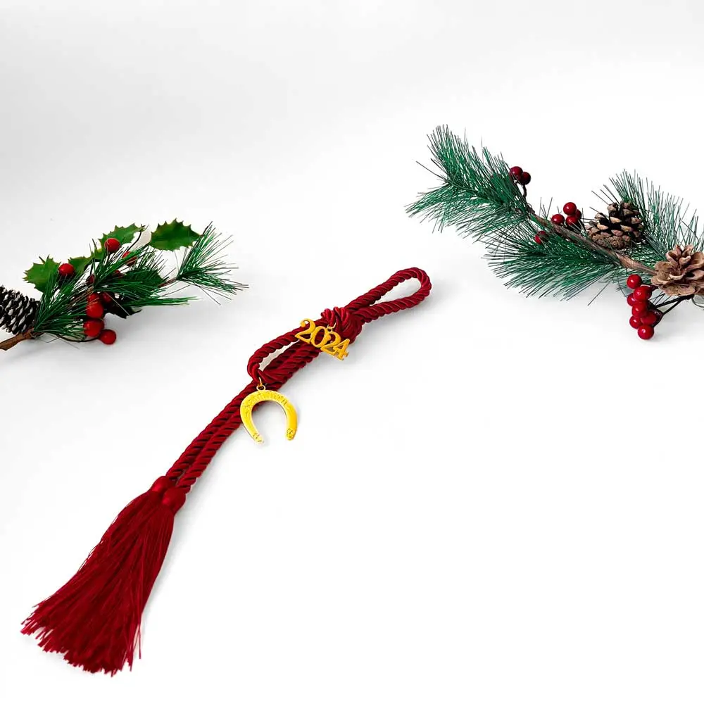 Γούρι κόκκινο σχοινί με κρεμαστό μεταλικό στοιχείο