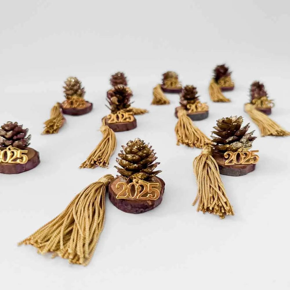 Γούρι χρυσό κουκουνάρι