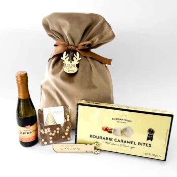 Ημιαφρώδης ημίξηρος Λευκός οίνος 200ml Πλάκα σοκολάτας με custom αυτοκόλλητο Κουραμπιέδες με καραμέλα Customized κρεμαστό διακοσμητικό Τάρανδος Σελιδοδείκτης τάρανδος με δυνατότητα λογοτύπησης Βελούδινο πουγκί πουγκί, σοκολάτα,κουραμπιέδες με καραμέλα, σαμπανιτσα, χριστουγεννιάτικο διακοσμητικό