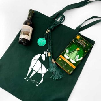 Hunter’s stash XMAS-GB26-8 τσάντα πράσινη με γούρι με λογοτύπηση, σοκολάτα με γεύση μελομακάρονο και κρασάκι