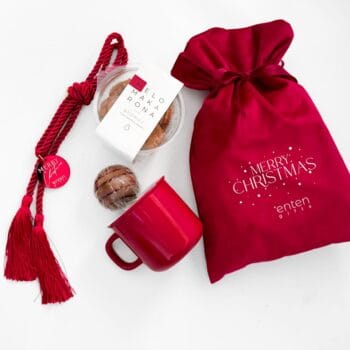 Μελομακάρονα βρώμης χωρίς ζάχαρη Κόκκινη κούπα ( υπάρχει δυνατότητα λογοτύπησης *) Chocolate bomb με marshmallows που λιώνει στο ρόφημα Customized γούρι σκοινί Customized βελούδινο πουγκί