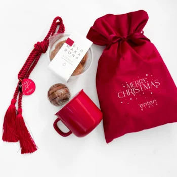 Μελομακάρονα βρώμης χωρίς ζάχαρη Κόκκινη κούπα ( υπάρχει δυνατότητα λογοτύπησης *) Chocolate bomb με marshmallows που λιώνει στο ρόφημα Customized γούρι σκοινί Customized βελούδινο πουγκί