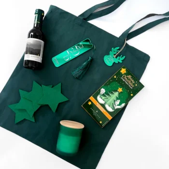 Υφασμάτινη τσάντα πράσινη με κρασί 187ml, σοκολάτα μεομακάρονο, σελιδοδήκτη 2026, σουβέρ αστεράκια