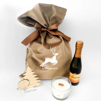 Πουγκί χρυσό με λογότυπο, σαμπανιτσα, κερί χριστουγεννιάτικο σόγιας μελομακάρονα και επιτραπέζιο γούρι