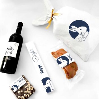 Λευκό κρασί κτήμα Μπερτσάτου Τσουρέκι 80gr με custom ετικέτα Πλάκα σοκολάτας με custom αυτοκόλλητο Customized λαμπάδα Custom πουγκί