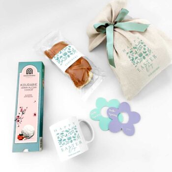 Τσουρέκι 80gr με custom ετικέτα Κουραμπιέδες αμυγδάλου 120gr Custom plexi σουβέρ λουλούδι (2τμχ) Custom κούπα Custom πουγκί