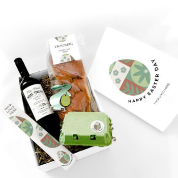 Λευκό κρασί κτήμα Κυρ Γιάννη Τσουρέκι 500gr με customized ετικέτα Σοκολατένια αυγουλάκια 120gr σε αυγοθήκη Customized λαμπάδα Custom επιτραπέζιο διακοσμητικό Customized κουτί πολυτελείας