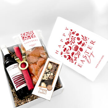 Ερυθρό ημίγλυκο κρασί κτήμα Κουτσοδήμου Τσουρέκι 500gr με customized ετικέτα Σοκολάτα 3 ειδών με 3D αυγουλάκια Λαμπάδα με custom διακοσμητικό Customized κουτί πολυτελείας