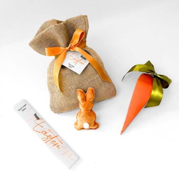 Σοκολατένια αυγουλάκια σε καροτάκι 120gr Customized λαμπάδα Υφασμάτινο διακοσμητικό λαγουδάκι με δυνατότητα λογοτύπησης Πουγκί με custom κάρτα