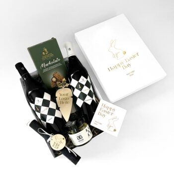 Ερυθρός οίνος κτήμα Βιβλία Χώρα Λευκός οίνος κτήμα Βιβλία Χώρα Πουράκι με κρέμα φυστικοβούτυρο Μέλι δάσους 280gr Λαμπάδα με custom διακοσμητικό Μαρμάρινο σουβέρ με δυνατότητα λογοτύπησης Customized plexiglass καροτάκι Customized κουτί πολυτελείας με χρυσοτυπία