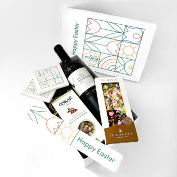 Λευκό κρασί Μαλαγουζιά κτήμα Αλφα Φιστίκι κελυφωτό ψημένο Σοκολάτα Smarties Customized λαμπάδα Μαρμάρινα σουβέρ Customized κουτί πολυτελείας με λογοτύπηση (2τμχ)