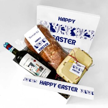 Λευκό κρασί κτήμα Λαζαρίδη Τσουρέκι 500gr με customized ετικέτα Σοκολατένια αυγουλάκια 120gr σε αυγοθήκη Customized λαμπάδα Customized κουτί πολυτελείας